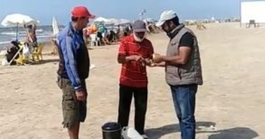 بهجة الرزق الحلال.. عم رمضان أقدم بائع شاى على شاطئ رأس البر "بث مباشر"