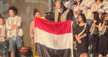 رئيس مهرجان الطبول يرفع علم مصر بحفل الافتتاح والجمهور يردد "تحيا مصر"