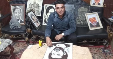 شاب يرسم الفرعون المصري محمد صلاح بالفحم والملح تفاؤلا بمباراة الغد (فيديو)
