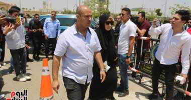 ليلى علوى وإلهام شاهين وميرفت أمين يصلن مسجد الشرطة لصلاة الجنازة على سمير صبرى 