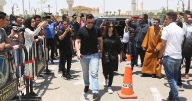 داليا البحيرى ومحمود سعد ودنيا سمير غانم يؤدون صلاة الجنازة على سمير صبرى 
