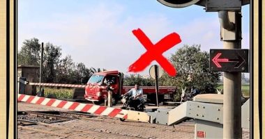 السكة الحديد تحذر المواطنين من الوقوف على حافة الأرصفة وأبواب القطارات