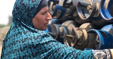 الحاجة فتحية تعمل مكان زوجها الكفيف بـ"جرار أنابيب" فى الدقهلية.. لايف
