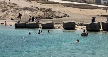 إقبال على شواطئ الغردقة رغم الرياح الشديدة وارتفاع الأمواج.. فيديو