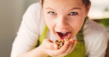 5 مكسرات تعزز ذكاء طفلك.. اعرفي إزاي تدخليها في أكله من سن 6 شهور