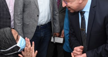 التطعيم هيوصل لك لحد عندك.. محافظ الإسكندرية يطلق حملة طرق الأبواب.. لايف وصور