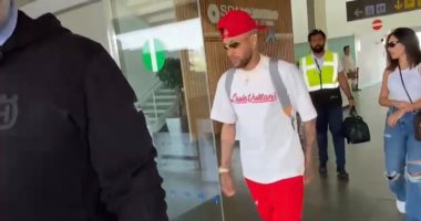 نيمار يصل برشلونة وسط أنباء عن رحيله من باريس سان جيرمان.. فيديو وصور