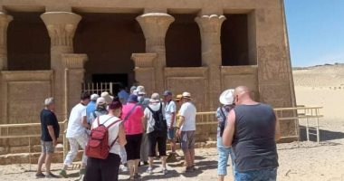 وفد سياحى من دولتى أمريكا وألمانيا يزور المناطق الأثرية بالمنيا.. صور