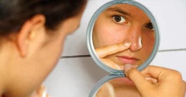 7 أخطاء تقعين فيها عند عمل الروتين اليومى للبشرة والشعر.. تجنبيها فورًا