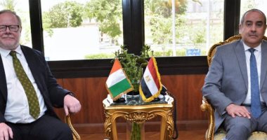 وزير الطيران يبحث مع سفير أيرلندا سبل تعزيز التعاون بين البلدين.. صور 