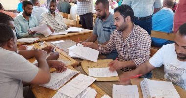 طلاب التجارى بأسوان يشيدون بامتحان عملي الحاسب وانتظام تصحيح إجابات الإعدادية