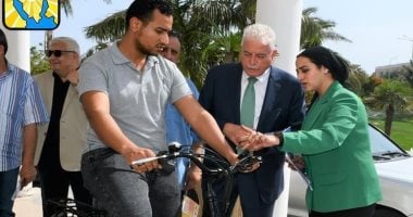 محافظ جنوب سيناء يعاين أحد النماذج لدراجات هوائية تعمل بالبطاقة الذكية