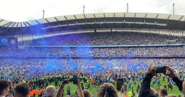 جماهير مانشستر سيتي تقتحم ملعب الاتحاد للاحتفال بلقب الدوري الإنجليزي