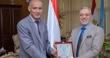 رئيس جامعة طنطا يتسلم درع المؤتمر العلمى الأول لـ«كلية الزراعة»