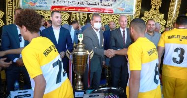محافظ كفر الشيخ يسلم كأس دوري مراكز شباب لفريق محلة دياى.. صور