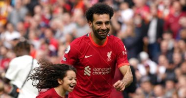 ليفربول ضد وولفرهامبتون.. محمد صلاح يراوغ مكة بالكرة بعد تتويجه بلقب الهداف