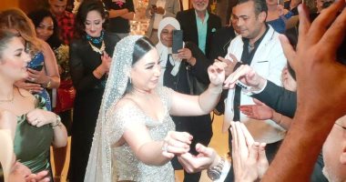 بوسى فى مشهد طريف من حفل زفافها: عليا الطلاق أبوظ الجوازة عادى.. فيديو