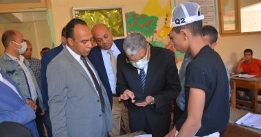 التحقيق مع رئيس لجنة و6مراقبين سمحوا بإدخال هواتف في امتحان الإعدادية بالمنيا