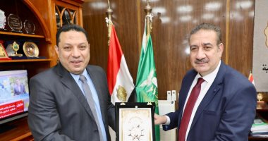 محافظ المنوفية يكرم وكيل وزارة الصحة السابق تقديرًا لمجهوداته وأدائه المتميز
