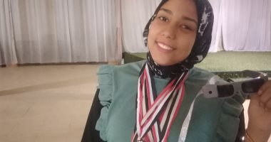 بنت قناوية تبتكر نظارة تساعد المكفوفين على المعرفة والشعور بالأشياء.. لايف