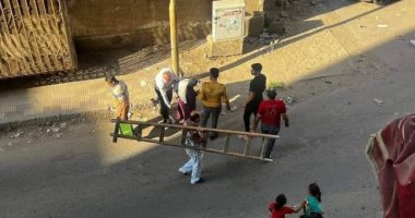 إنقاذ سيدة مُسنة سقطت من الدور الثاني في بورسعيد.. صور