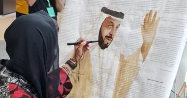 فنانة ترسم الشيخ خليفة بن زايد بالقهوة فى معرض أبوظبى للكتاب 2022 .. صور