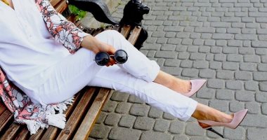 5 أفكار مختلفة لارتداء البنطلون الأبيض موضة صيف 2022