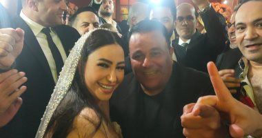 محمد فؤاد وحمادة هلال ومحمد نور وخالد سليم يرقصون مع بوسى بحفل زفافها.. صور