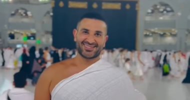 اللهم أبعد بينى وبين الذنوب .. أحمد سعد يدعو من أمام الكعبة  .. فيديو