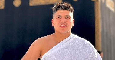 عمر كمال يؤدى مناسك العمرة بعد حفلته الأخيرة بالسعودية