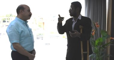 محافظ أسوان يستجيب لاستغاثة مواطن من ذوى الهمم ويستقبله فى مكتبه