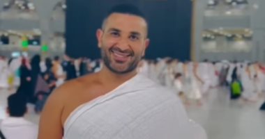 أحمد سعد يتعرض للانتقادات بسبب تأدية مناسك العمرة بالوشم والحظاظة
