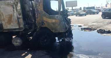 العربية ولّعت وسط الشارع.. السيطرة على حريق فى سيارة نظافة بالإسكندرية.. صور