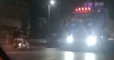شاهد لحظة ضبط سائق سيارة نقل يسير عكس الاتجاه بصلاح سالم