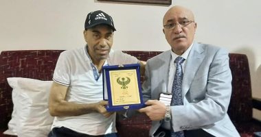 سمير حلبية يهدى طارق هاشم درع النادى المصرى تقديراً لجهوده.. صور