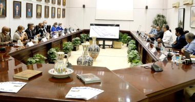 مناقشة مستجدات أعمال الوسائط المتعددة والجرافيك الخاصة بالعرض المتحفي بالمتحف المصري الكبير