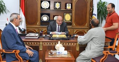 محافظ قنا يستقبل 100 مواطن بمكتبه لبحث شكاواهم