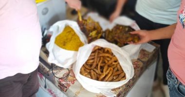 ضبط مواد غذائية منتهية الصلاحية داخل مطعم مشويات فى البحيرة