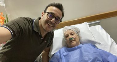 صابر الرباعى مع أمه على سرير المرض: ألف سلامة عليكِ يا أمى