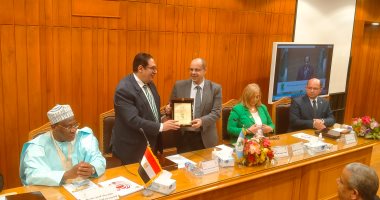 تكريم أكرم القصاص بدرع كلية الدراسات الإفريقية بجامعة القاهرة.. صور