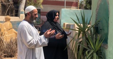 بعد الحكم بإعدام المتهمين.. أسرة سائق الدقهلية تزور قبره.. لايف وصور