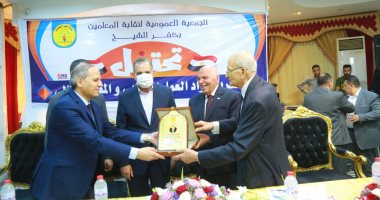 محافظ كفر الشيخ ونقيب معلمى مصر يكرمان الرواد والمعلمين المثاليين