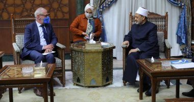 المنظمة الدولية للهجرة تهدى شيخ الأزهر جائزة "أصدقاء المهاجرين"