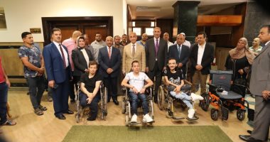 رئيس جامعة الزقازيق يفتتح تجديدات كلية التجارة ويسلم كراسى متحركة لذوى الهمم