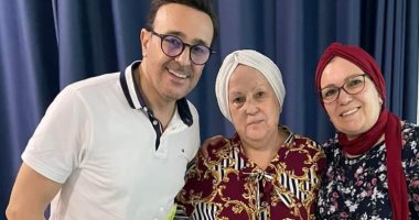صابر الرباعى فى أحدث صورة مع والدته بعد أزمتها الصحية الأخيرة 