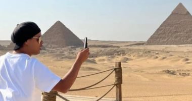 رونالدينيو ينشر صورا من زيارته الأهرامات خلال جولته السياحية