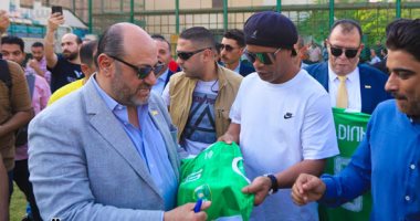 وصول رونالدينيو لملعب إيسترن كومبانى لحضور المران بصحبة محمد زيدان.. صور
