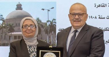 رئيس جامعة القاهرة يتسلم شهادة تكريم من جودة التعليم لاعتماد 3 برامج جديدة