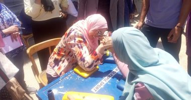 وكيل تجارة القاهرة تشارك الطلاب فى لعبة "مصارعة الذراعين" خلال الأنشطة الطلابية