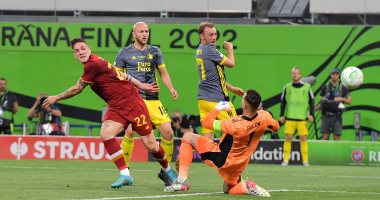 روما يتوج بطلا لدوري المؤتمر الأوروبي بفوز مثير على فينورد الهولندي